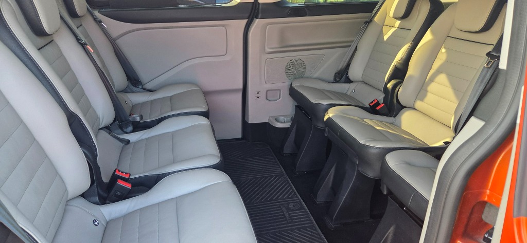 Ford Tourneo Custom tárgyaló elrendezés