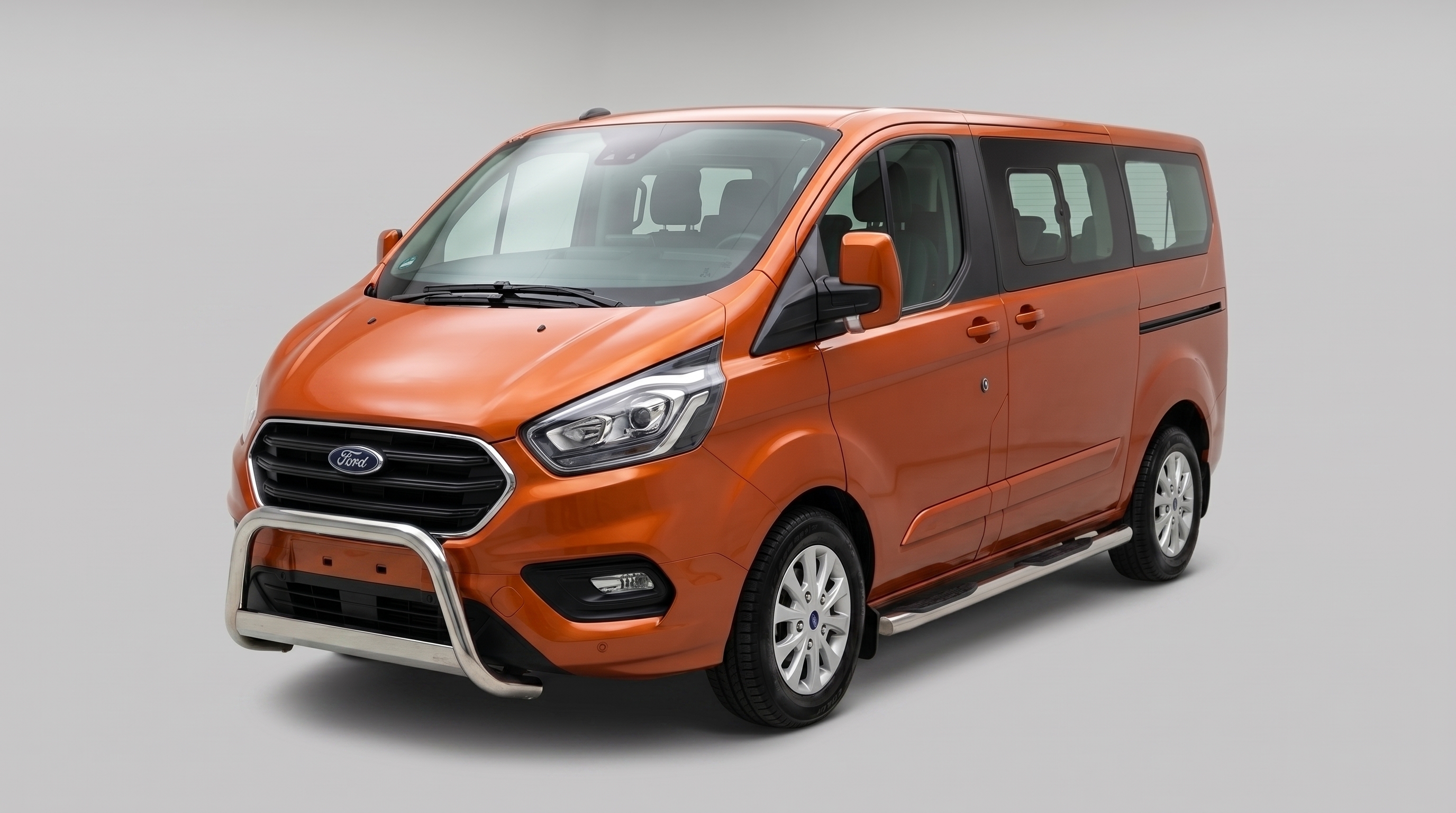Ford Tourneo Custom 9 személyes kisbusz bérlés síeléshez